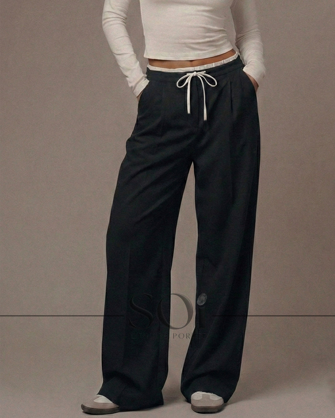 High-waisted trousers with a relaxed wide-leg fit
