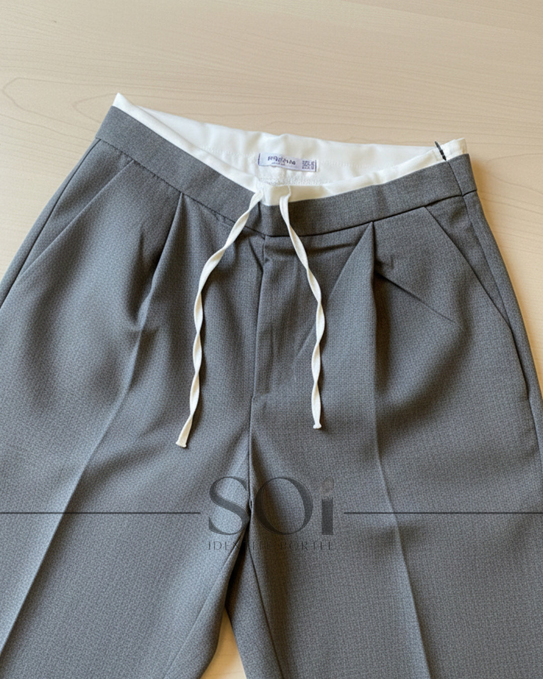 High-waisted trousers with a relaxed wide-leg fit